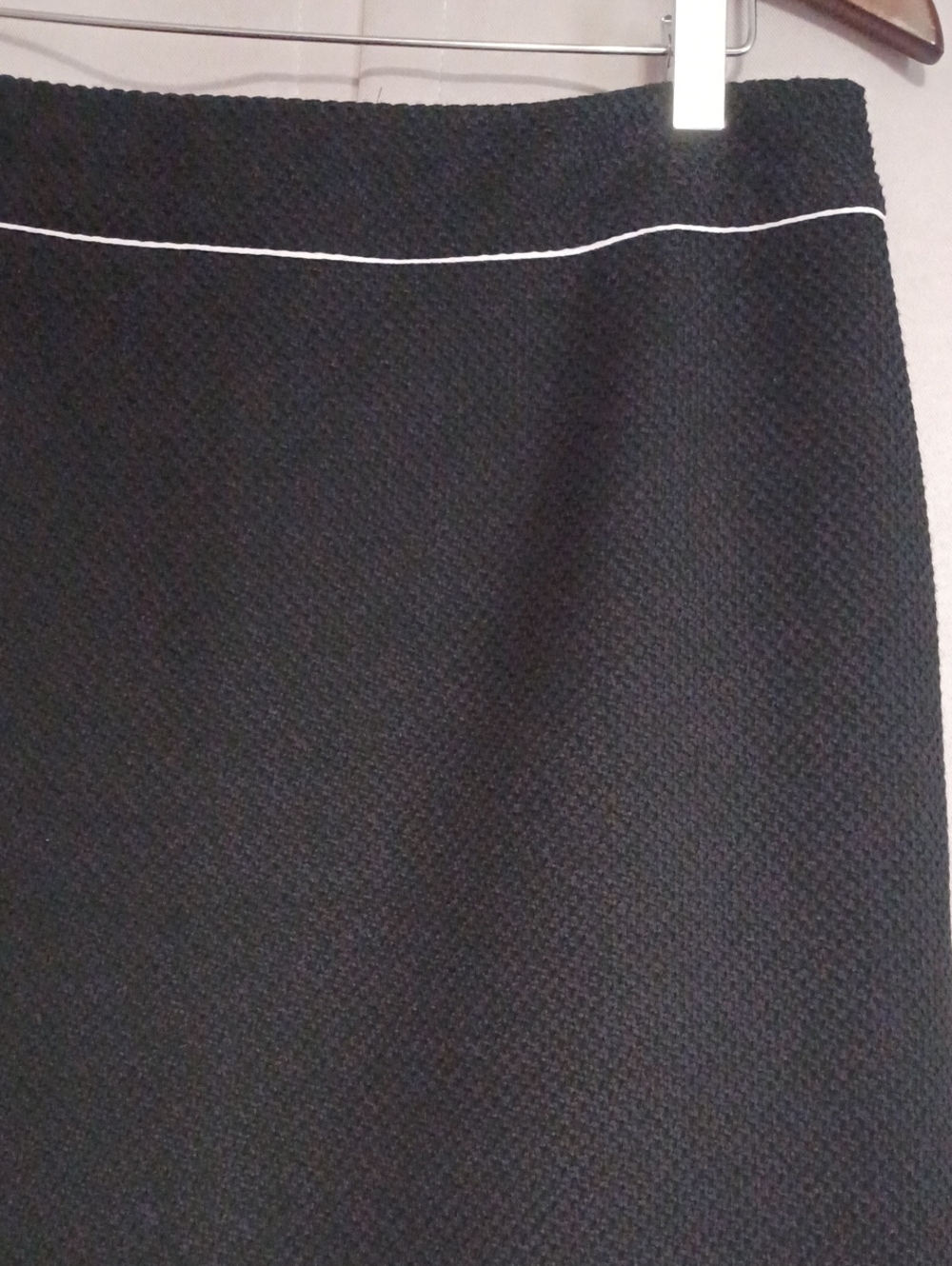 WHBM Black Textured Knit Mini Pencil Skirt White Piping Trim Size 10 - Picture 5 of 15